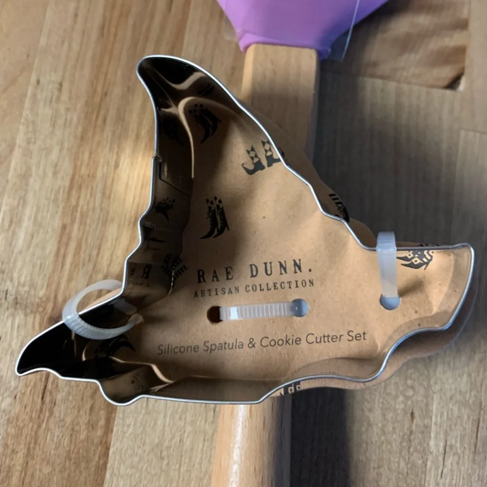 RAE DUNN “HOCUS POCUS” SPATULA COOKIE CUTTER SET